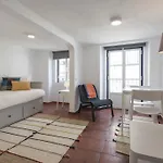 아파트 Cozy In Bairro Alto I *